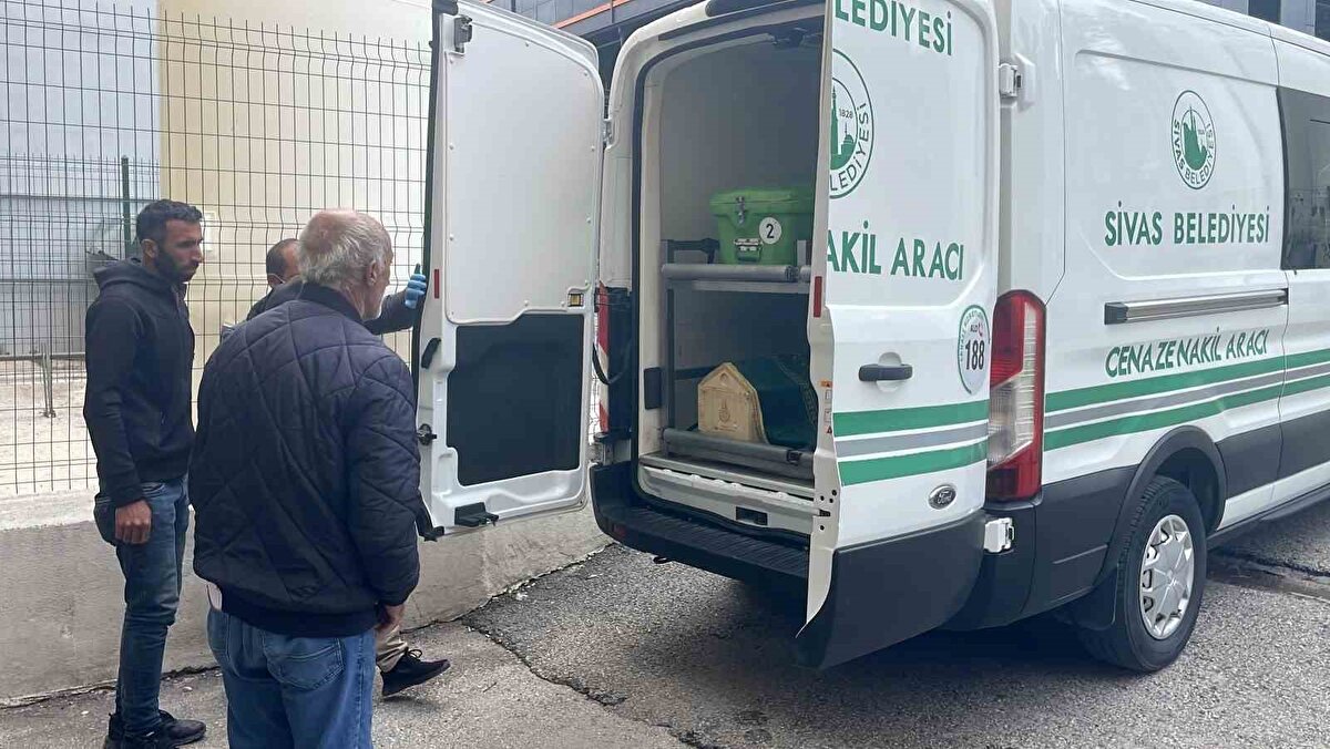 Sivas’ın Zara ilçesine bağlı İlice köyünde hayvancılıkla uğraşan 35 yaşındaki iki çocuk annesi Ç.K’nin vücuduna kene yapıştı.