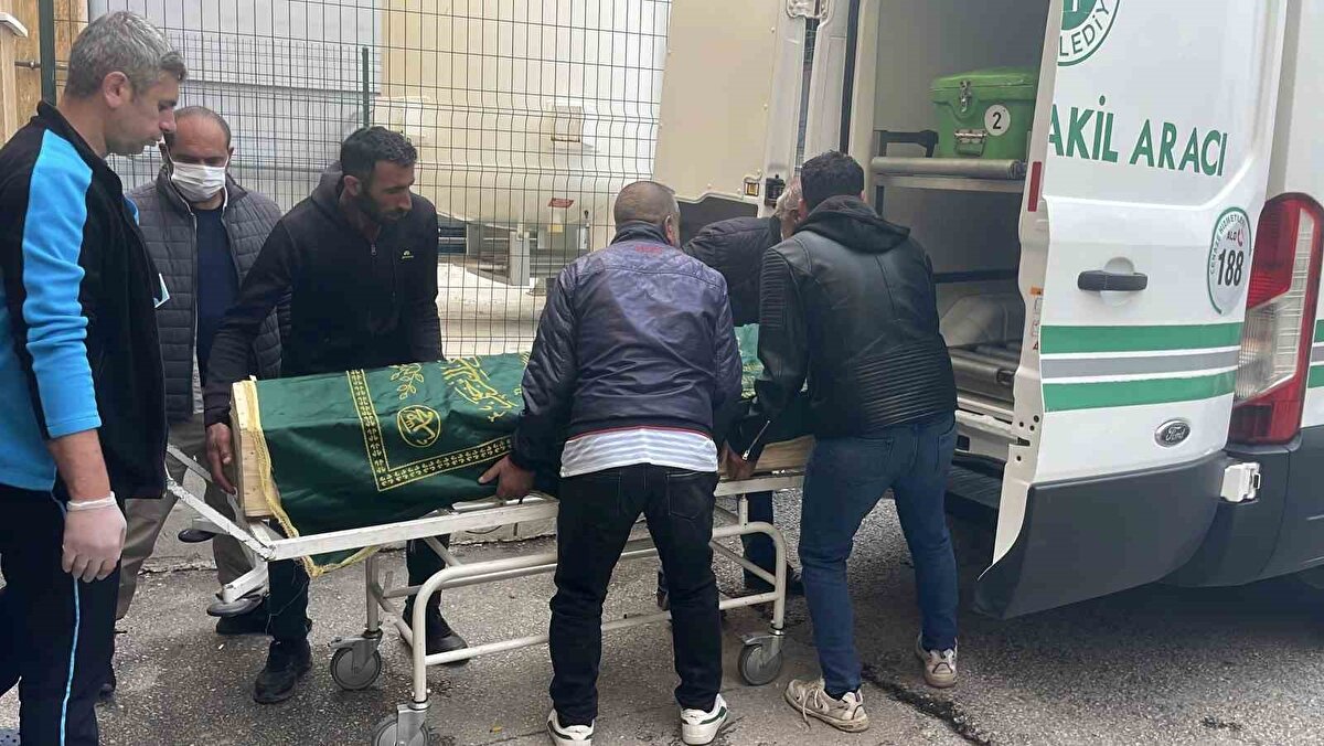 Bir süre sonra rahatsızlanan Ç.K, yakınları tarafından Zara Devlet Hastanesi’ne kaldırıldı. Buradaki ilk müdahalenin ardından durumu ağırlaşan Ç.K, Cumhuriyet Üniversitesi Tıp Fakültesi Hastanesi’ne sevk edildi.