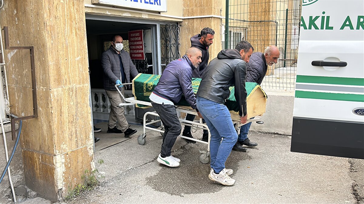 Ç.K’nın cenazesi, defnedilmek üzere İlice köyüne götürülürken, kentte kene vakasından ölenlerin sayısı ise 2’ye yükseldi.