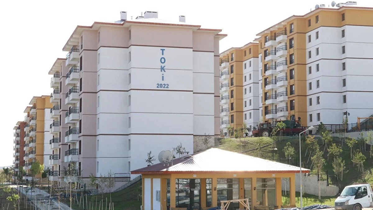 Projede, hem küçük ailelere hem de geniş ailelere uygun seçenekler yer alıyor. TOKİ, her iki konut tipi için de uygun fiyatlar sunarak sosyal konut politikalarını devam ettiriyor.<br><br>