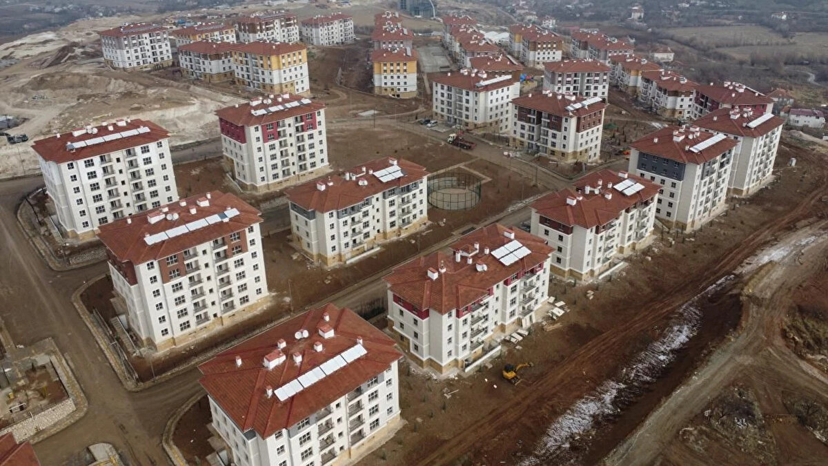 ÖDEME PLANI TAKSİTLER<br><br>Konutlar için belirlenen ödeme planı da kamuoyuyla paylaşıldı. En uygun 2+1 daire, 539 bin 423 TL peşinatla ve 120 ay vade üzerinden aylık 13 bin 485 TL taksitle satışa sunulacak. 3+1 dairelerde ise en düşük peşinat 690 bin 908 TL, taksitler ise 17 bin 272 TL’den başlayacak.