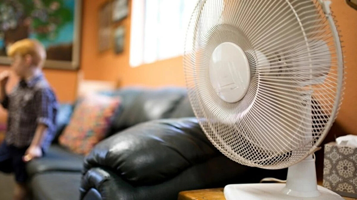 Mayıs ayının sonuna yaklaşırken artık bazı bölgelerde havalar ısınmaya başladı. Vatandaşların bir kısmı gündüzleri klimayı açarken, bazıları ise vantilatör ile serinlemeyi tercih ediyor.<br><br>