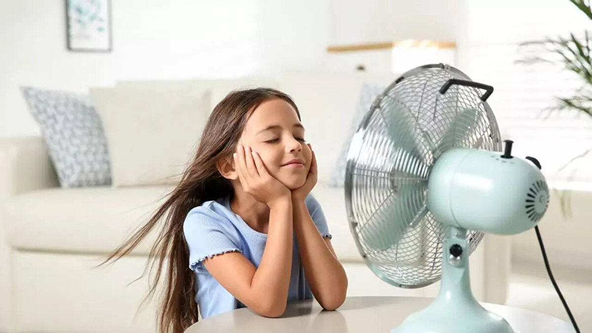 “Nemli bir çarşaf ya da havluyu hafifçe üzerinize örtmek, buharlaşma yoluyla vücut sıcaklığınızı düşürerek doğal bir serinlik sağlar. Bunu kısa süreli çalışacak şekilde ayarlanmış bir vantilatörle birleştirmek, geçici serinlik sağlarken gece boyu fan kullanımının önüne geçebilir.”