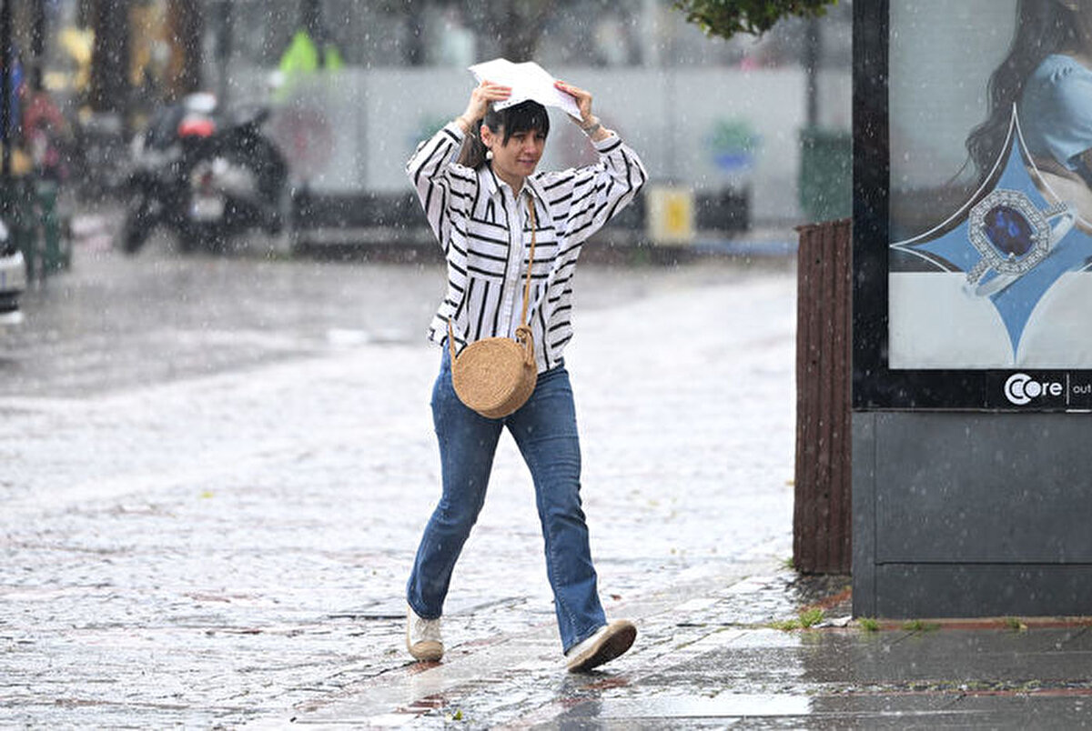 Edirne: 22, Parçalı ve az bulutlu, zamanla çok bulutlu, öğle saatlerinden sonra aralıklı sağanak ve gök gürültülü sağanak yağışlı<br><br>Afyonkarahisar: 26, Parçalı ve az bulutlu, zamanla çok bulutlu, sabah saatlerinden sonra aralıklı sağanak yağışlı