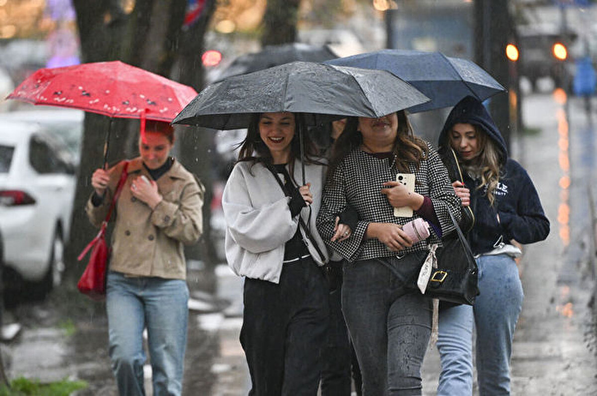 Bazı illerde hava durumu:<br><br>İstanbul: 26, Parçalı ve az bulutlu, zamanla çok bulutlu, öğle saatlerinden sonra hafif aralıklı sağanak yağışlı<br><br>Ankara: 23, Parçalı ve az bulutlu, zamanla çok bulutlu, öğle saatlerinden sonra aralıklı sağanak yağışlı<br><br>İzmir: 30, Parçalı ve az bulutlu, zamanla çok bulutlu, öğle saatlerine kadar aralıklı sağanak yağışlı