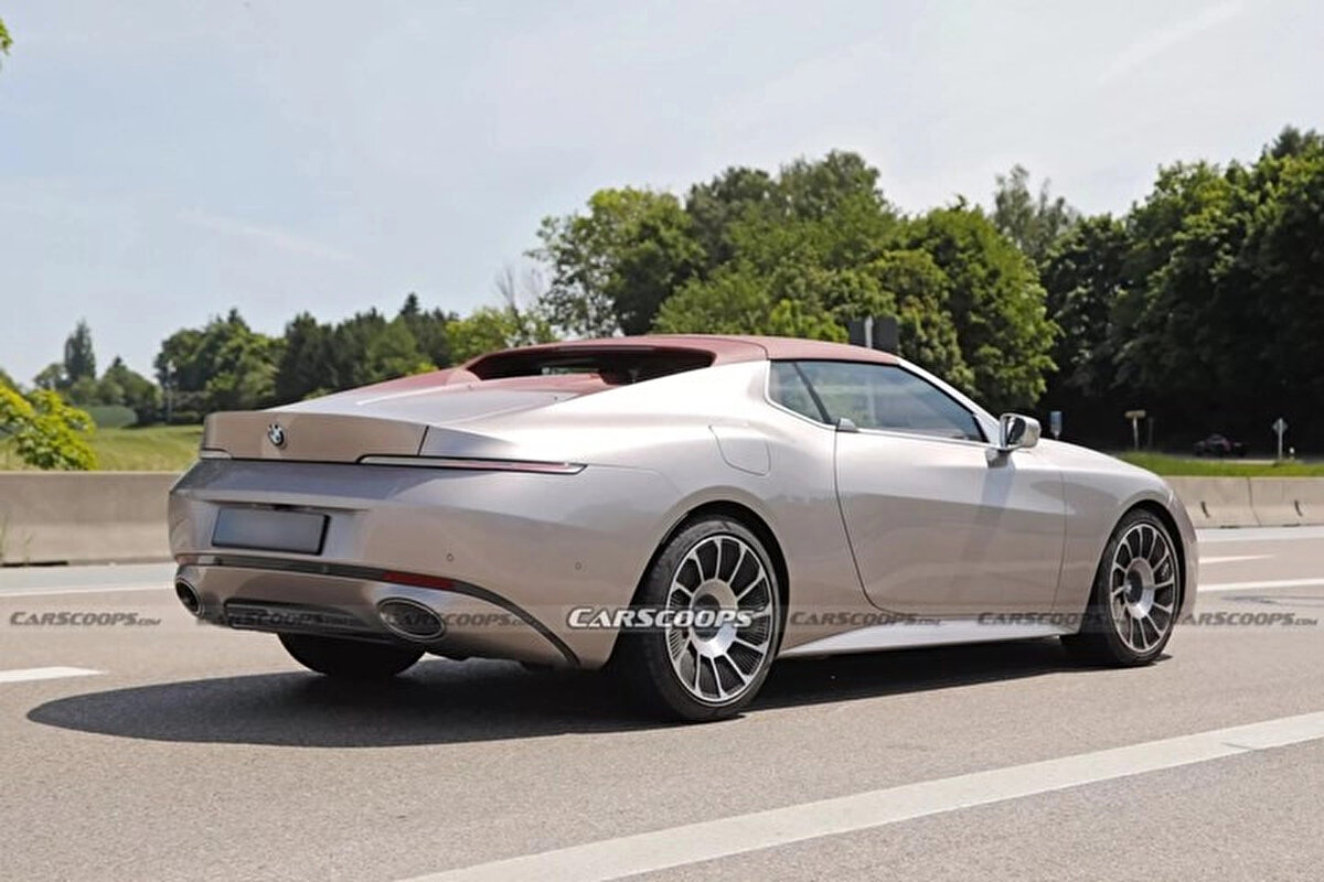 Kaputunun altında canavar var<br>Skytop'un 4.4 litrelik çift turbo beslemeli V8 motoru tam 617 beygir güç üretiyor. Bu da aracın 0'dan 100 km/s hıza yalnızca 3 saniyede ulaşmasını sağlıyor. Performans ve estetiği bir araya getiren otomobilin, renkli kristallerle süslenmiş iç mekanı da oldukça iddialı.<br><br>Sınırlı sayıda üretilmesi ve çarpıcı tasarımıyla Skytop, daha şimdiden koleksiyonerlerin gözdesi olmaya aday bir model olarak öne çıkıyor.