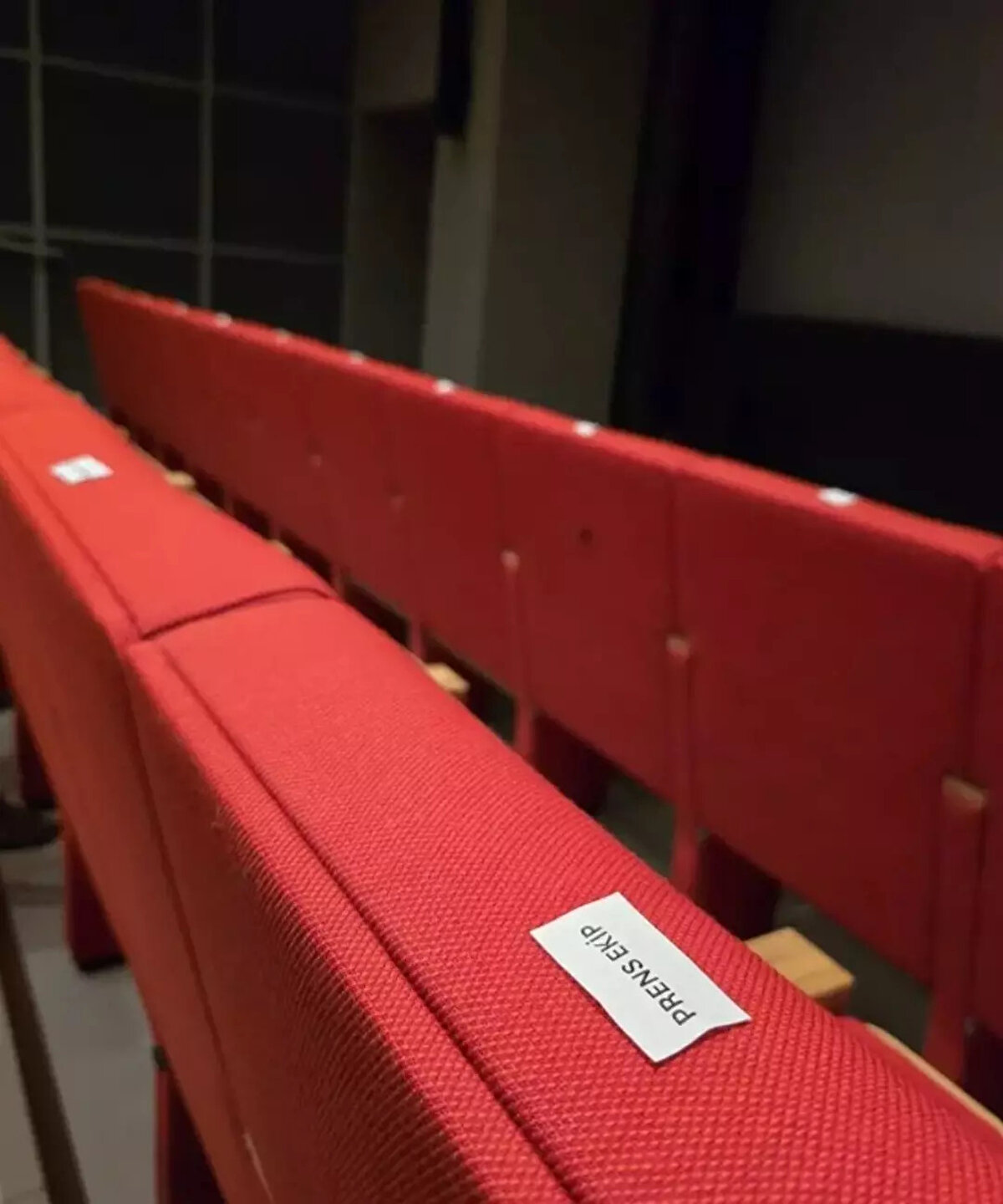 Yaşanan bu anlaşmazlık sonrası ne oyuncular ne teknik ekip galaya katılmadı. Dizinin hem senaristi hem de başrolü Giray Altınok konuya dair MagazinBurada'ya açıklamalarda bulundu. Altınok şu ifadeleri kullandı: