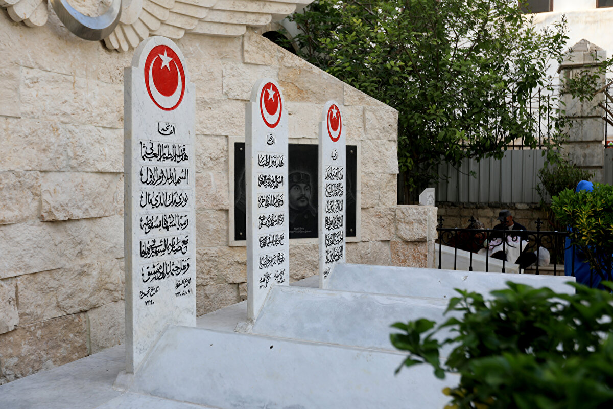 İstanbul'dan başlayarak, Osmanlı'nın Anadolu ve Ortadoğu'daki toprakları üzerinden Mısır'a kadar sürecek İstanbul-İskenderiye hava seyahatinde, "Muavenet-i Milliye" isimli "Bleriot" uçağında 27 yaşındaki Yüzbaşı Fethi Bey ile Rasıt (gözlemci) Üsteğmen Sadık Bey, "Prens Celalettin" isimli "Deperdussin" uçağında Pilot Teğmen Nuri Bey ile Rasıt Yüzbaşı İsmail Hakkı Bey yer aldı.