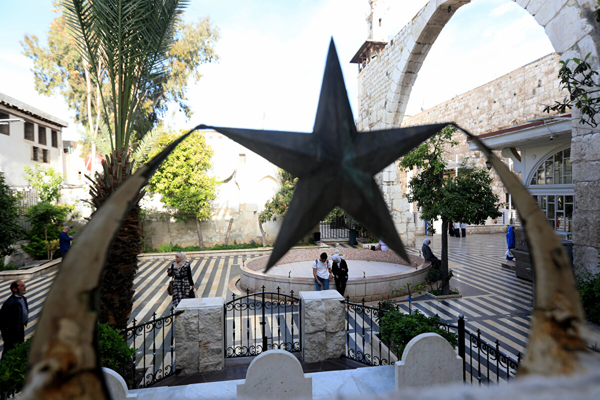 Suriye'deki savaş dolayısıyla yıpranan, havacılık tarihinin ilk şehitlerinin kabirlerinin yer aldığı Şam'daki Türk Hava Şehitleri Anıtı'nın bakımı da TİKA tarafından yapıldı.