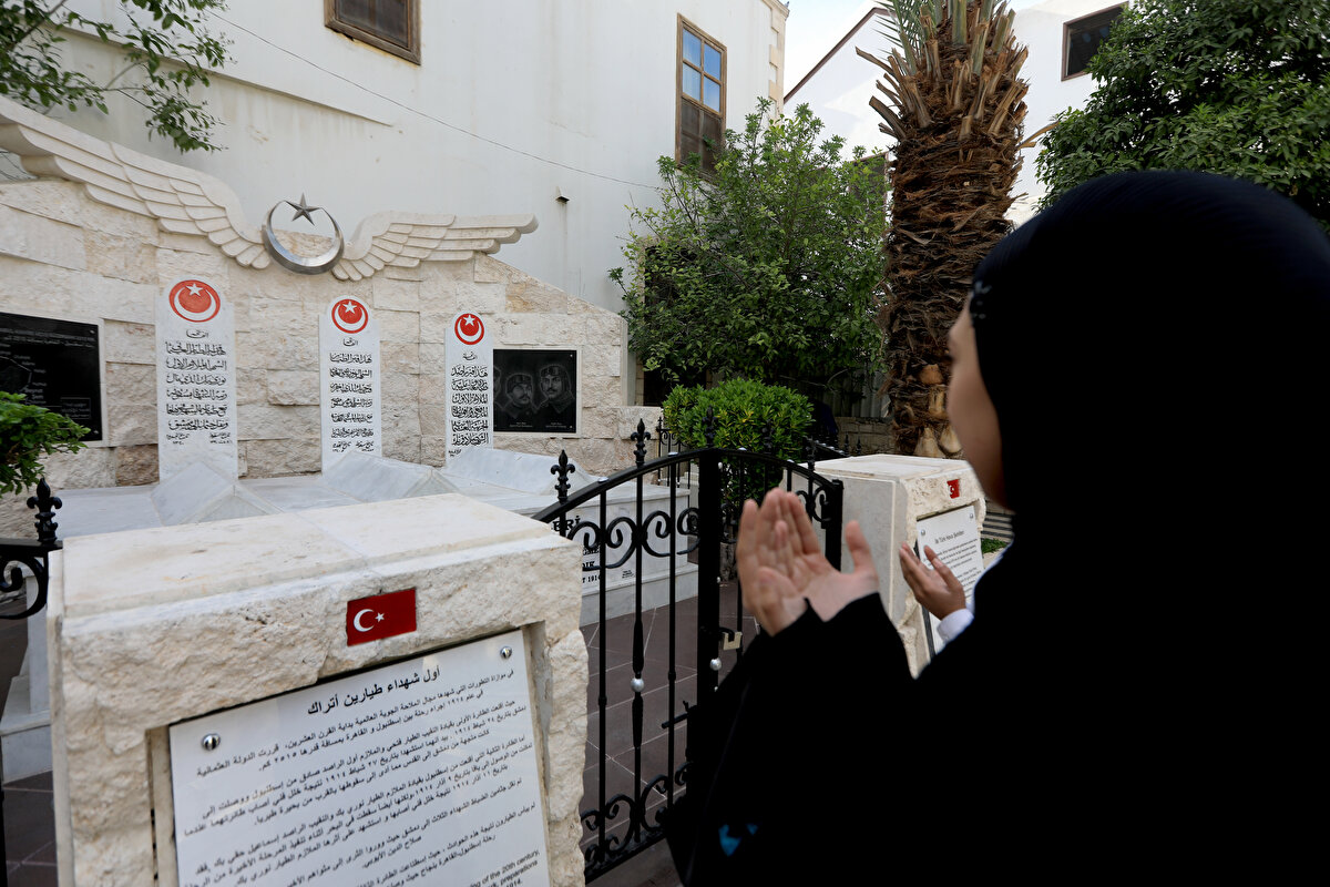 Bugün Türk Havacılık Şehitliği, camiye gelenlerin ziyaret ettiği önemli noktalardan biri olarak biliniyor.