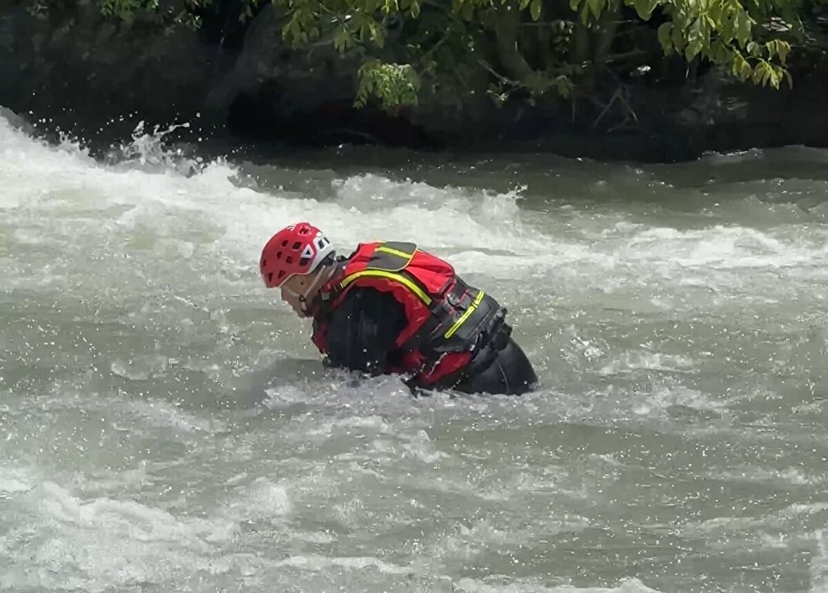 Geçtiğimiz cumartesi günü öğle saatlerinde meydana gelen kazada akıntıya kapılan gencin bulunması için Jandarma Özel Asayiş Komando (JÖAK), AFAD, JAK, Dalgıç Polis Ekibi, UMKE, Kızılay ve Yüksekova Belediyesi itfaiye ekipleri ortak çalışma yürütüyor.