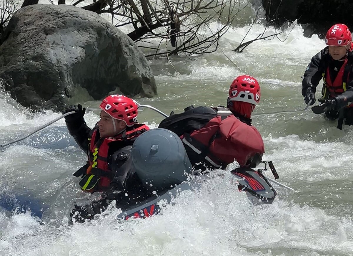 Ankara’dan gelen 18 kişilik JÖAK ekibi de zorlu arama operasyonuna destek veriyor. Akıntılı ve çamurlu dere yatağında enkaz parçalarını tek tek kontrol eden ekipler, bir yandan da doğa şartlarıyla mücadele ediyor.