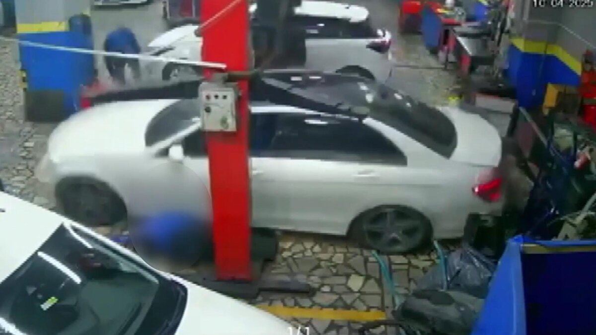 Onun haricinde aracı kaldırırken gaza basıyorlar. Araba yarıya geldiğinde sağ arka liftin ayağı da yerinden oynuyor. Ve lift aracı tamamen yukarıya kaldırdıktan sonra abim arabanın altına gelerek arabayı kontrol etmeye çalışırken bir anda liften ayakları boşa düşüp 2,5 tonluk araç abimin üstüne düşüyor.