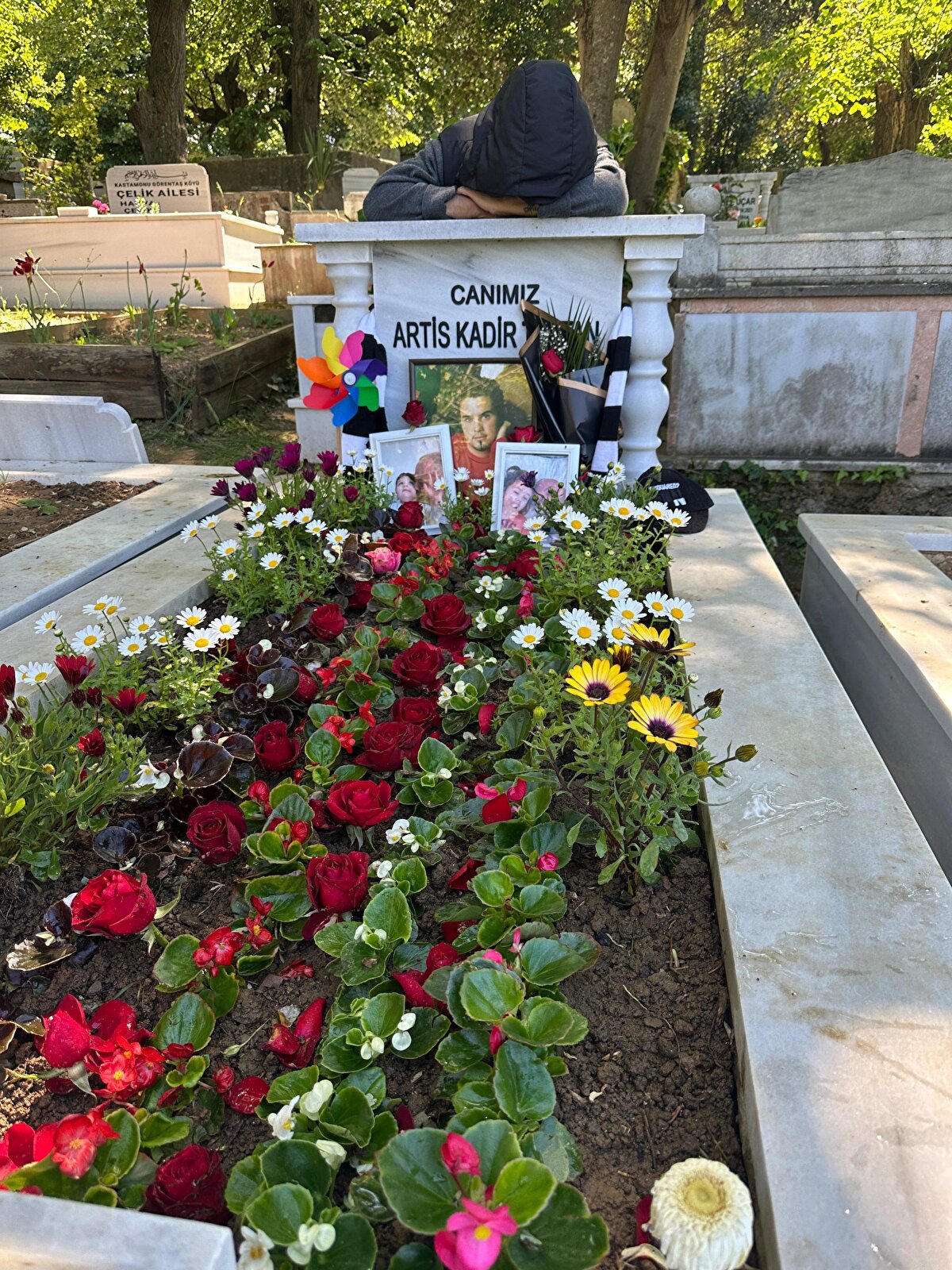 "4-5 gündür dükkanları kapalı, devrediyorlarmış"<br><br>Taştan, "Bu süreçte işverenler, işyerinin sahipleri hastanede sadece bizim yanımızda bir veya iki gün geldiler. Ondan sonra ne bizi arayıp ne manevi olarak hiçbir şekilde bir destekte bulunmadılar. Annem, ben ve akrabalarımız her gün hastanedeydik. Abimi kaybettikten sonra yine hiçbir şekilde bizim yanımızda olmadılar. Abimin içeride 3 maaşı var, onlara kadar hiçbir şekilde destek olmadılar. Bu süreçte zaten bizim maddi bir destekte bulunmaları yönünde talebimiz yok zaten. Biz canımızı kaybetmişiz, hiçbir şekilde maddi olarak bir şey düşünmüyoruz ama hiçbir şekilde maddi manevi bizim yanımızda olmadılar. 