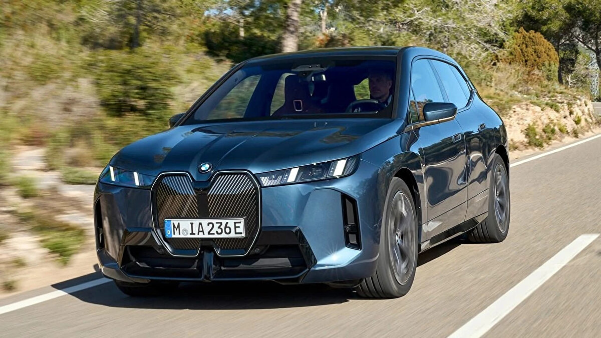 8. BMW IX – 685 KM<br>BMW iX, güncellenen bataryasıyla 685 km menzil sunuyor. 537 beygir gücündeki xDrive 60 versiyonu hem güçlü hem uzun menzilli.