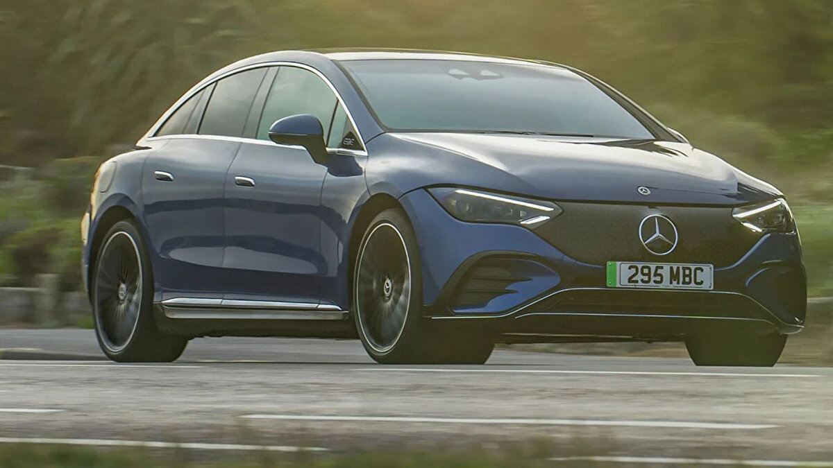 7. MERCEDES-BENZ EQE – 690 KM<br><br>Lüks otomobil üreticisi Mercedes’in orta sınıf sedanı EQE, en verimli versiyonu olan 350+ Sport Edition ile 690 kilometre menzile ulaşıyor. 170kW hızlı şarj ve 290 beygir gücüyle dengeli bir seçenek.