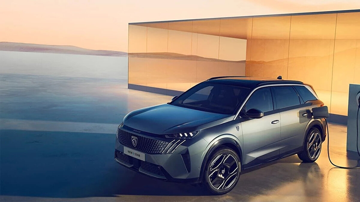 10. PEUGEOT E-5008 – 666 KM<br><br>Yedi koltuklu elektrikli SUV e-5008, 98 kWh bataryasıyla 666 kilometreye kadar menzil sunuyor. Geniş iç hacmi ve konforlu sürüş özellikleriyle dikkat çekiyor.