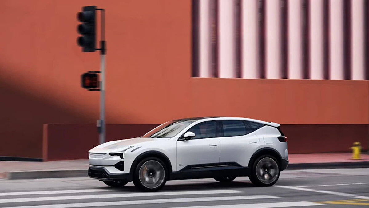 3. POLESTAR 3 – 705 KM<br><br>Türkiye pazarında yer almasa da İsveçli markanın yeni SUV modeli, 111 kWh bataryasıyla 705 km menzil sunuyor. Sürüş ayarları kullanıcıya göre özelleştirilebiliyor.