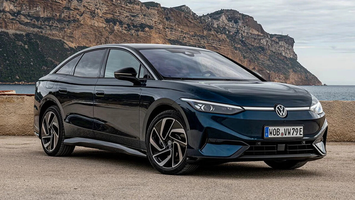 4. VOLKSWAGEN ID.7 – 702 KM<br><br>Piyasada eski adıyla Passat’ın yerini alan Volkswagen’in elektrikli sedanı ID.7, 702 kilometreye kadar menzil sunuyor. Station wagon versiyonu ID.7 Tourer ise 688 km’ye düşüyor ama daha geniş bagaj hacmi sağlıyor