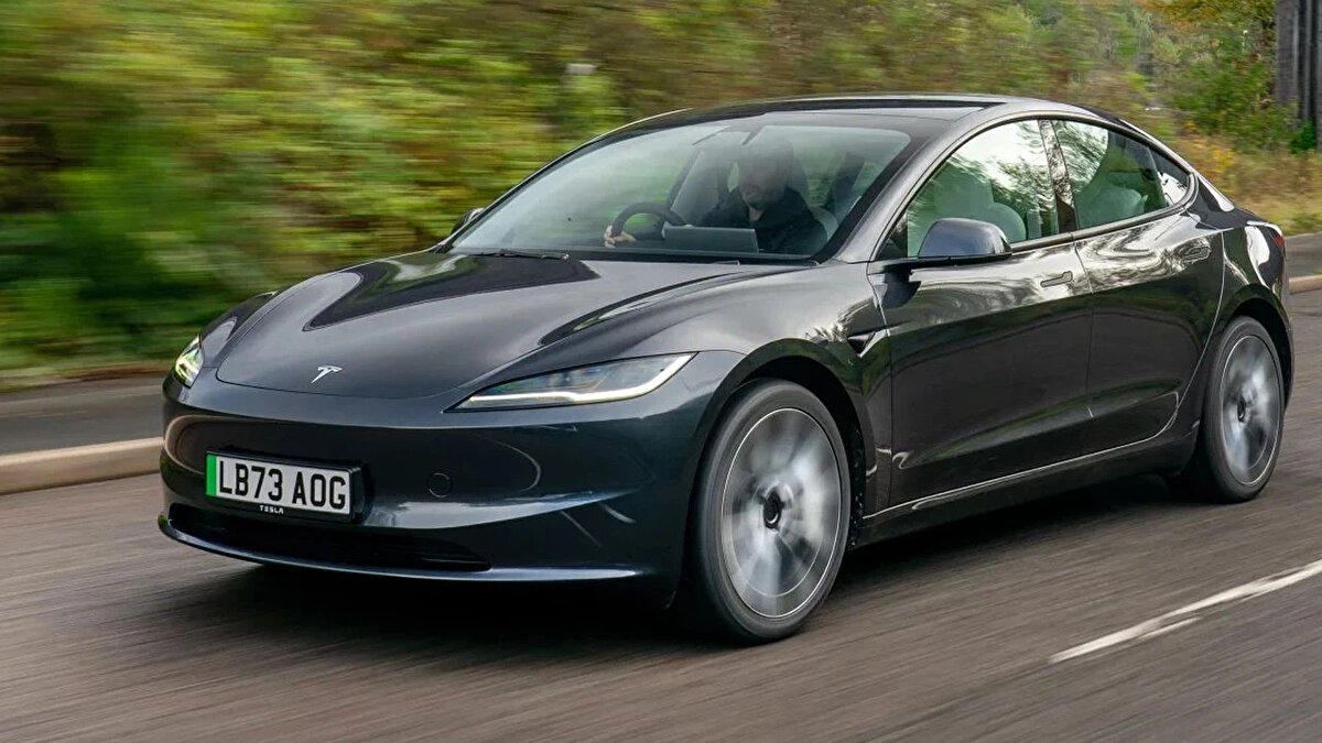 5. TESLA MODEL 3 – 702 KM<br><br>2024’te güncellenen Model 3, arka tekerlekten çekişli Long Range versiyonunda 702 km menzile sahip. Performansıyla da dikkat çeken araç 0’dan 100 km/s’ye 4.9 saniyede çıkıyor. Elon Musk’ın Model 3 serisi şu anda en çok satan elektrikli otomobillerden ilk üçte.