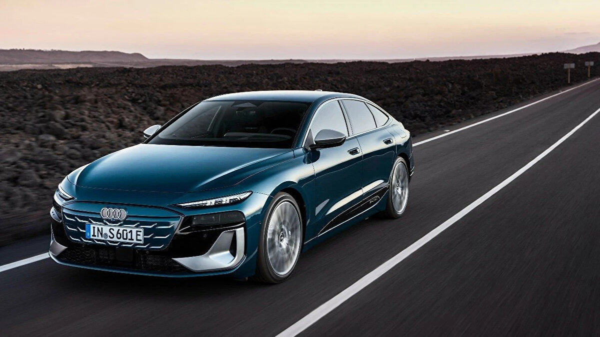 2. AUDI A6 E-TRON – 745 KM<br><br>Alman otomobil devi Audi’nin A6 E-tron modeli 745 km menzile ulaşarak BMW i5 ve Mercedes EQE’yi geride bırakıyor. Sportif S6 versiyonu ise 543 beygir gücüyle dikkat çekiyor.