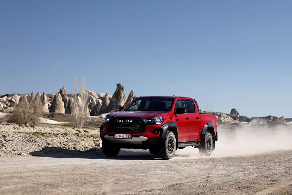 Ayrıca sadece bu versiyona özgü GR SPORT tasarımlı direksiyon ve vites topuzu, GR Sport Tasarımlı Deri ve Süet Koltuk Döşemesi, Kırmızı Renkli Emniyet Kemerleri ve Alüminyum Pedallar da dikkat çekiyor.