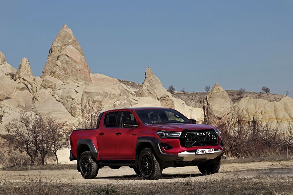 Toyota Hilux’ın en yüksek donanım seviyesi GR SPORT, hem sportif hem de konfor odaklı donanımlarıyla dikkat çekiyor. GR SPORT’un öne çıkan donanımlar arasında Çift Bölgeli Klima, Isıtmalı Ön Koltuklar, Elektrikli Ayarlanabilir Ön Sürücü Koltuğu, 6 Hoparlörlü Ses Sistemi, Toyota Touch 2 Multimedya Sistemi, 8 İnç Dokunmatik Ekran, 4.2 İnç Renkli TFT Sürücü Göstergesi ve Geri Görüş Kamerası gibi özellikler yer alıyor.