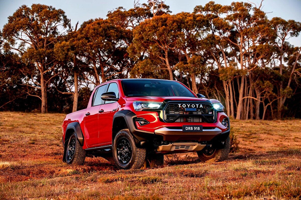 Şimdiye kadarki en iyi sürüş deneyimine sahip Hilux olarak tanımlanan Hilux GR SPORT, hem yolda hem de arazide daha üstün bir performans sergiliyor. Seçilebilir 4x4 özelliğine sahip olan model, Aktif Elektronik Çekiş Kontrol Sistemi (A-TRC) ile her türlü yol koşulunda ideal performans sağlıyor. Farklı arazi koşullarında da mükemmel çekiş gücü sunan Hilux’ın 4x4 sistemi, tüm zorlukların üstesinden gelmenize yardımcı oluyor. Sportif, konforlu ve keyifli bir sürüşü aynı anda sunan Hilux GR SPORT, 3.500 kg çekme kapasitesi ve 1.000 kg taşıma kapasitesi ile segmentinin en iyilerinden biri olarak öne çıkıyor.