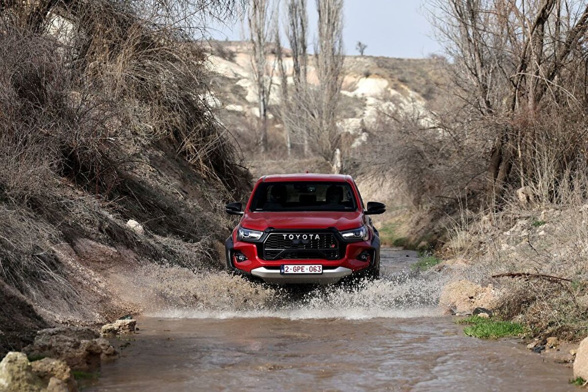 Toyota Hilux GR SPORT, sıra dışı tasarımını 204 HP güç ve 500 Nm tork üreten 2.8 litrelik turbo dizel motorla destekliyor. Dayanıklılığı ve sürüş performansıyla kendini kanıtlamış ünite, altı ileri otomatik şanzıman ile eşleştirildi. Tasarımı ve yüksek motor gücünün yanı sıra Hilux GR SPORT teknik olarak da birçok geliştirmeye sahip. Yeni süspansiyon ve fren sistemi, bir önceki nesline göre daha iddialı bir yol tutuşu sağlarken, daha düşük gürültü ve titreşim seviyelerine sahip. Toyota’nın Hilux GR SPORT üzerinde yaptığı geliştirmeler arasında daha geniş ön ve arka iz açıklığı, artırılan yerden yükseklik ve büyütülmüş fren diskleri yer alıyor.