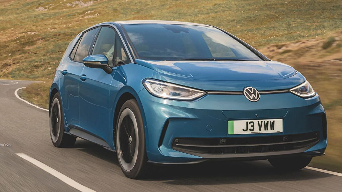 Otomobil sektörünün önde gelen isimlerinden Volkswagen, Türkiye’de çok satan Passat modelini üretimden kaldırmasıyla çok fazla eleştirilmişti.<br><br>