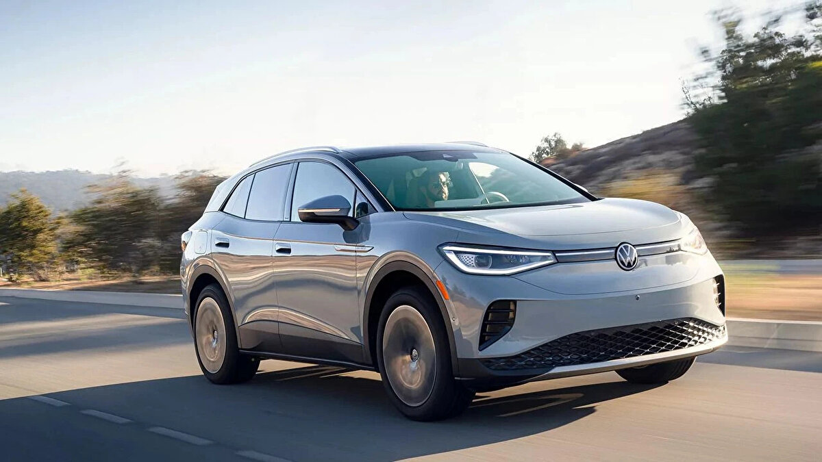 Ancak 2026’da işler değişecek. Nitekim Volkswagen yetkilisi Martin Sander, yeni nesil elektrikli araçlarda geleneksel model adlarının kullanılacağını açıkladı. Sander, üretime geçecek ID. 2all ve ID. Every1 konseptlerinin bu isimlerle satılmayacağını ifade etti.<br><br>