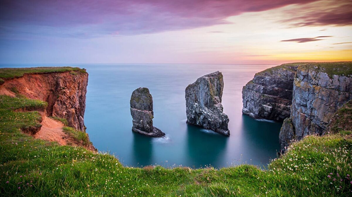 3. 🔥 Pembrokeshire, Galler'de Saunalar<br>Sauna kültürü, son yıllarda Birleşik Krallık'ta popülerlik kazanıyor. Galler'in Pembrokeshire bölgesinde, ahşapla ısınan lüks bir sauna, sahil boyunca her ay farklı noktalarda kuruluyor. Bu deneyim, sıcak ve soğuk maruziyetin dolaşım, bağışıklık sistemi ve mental sağlık üzerinde olumlu etkiler yarattığı biliniyor.