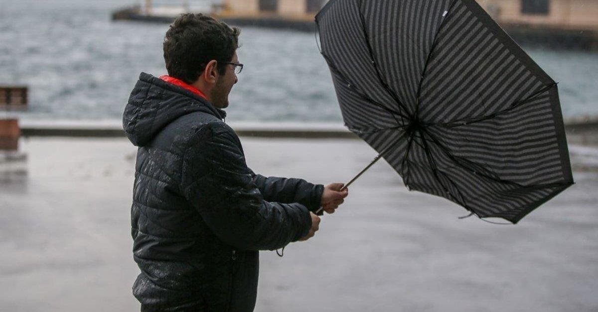 Rüzgarın güneyli yönlerden saatte 40-60 km hızla, yer yer 75 km/sa hıza ulaşan fırtına şeklinde eseceği tahmin ediliyor. Yetkililer, yaşanabilecek olumsuzluklara karşı Meteoroloji Genel Müdürlüğü’nün güncel uyarı ve tahminlerinin yakından takip edilmesini tavsiye ediyor.