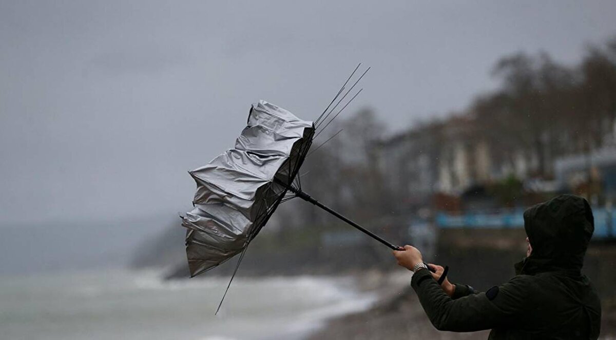 Meteoroloji Genel Müdürlüğü de uyardı<br><br>Meteoroloji Genel Müdürlüğü’nün tahminlerine göre İstanbul’da aralıklarla devam eden yağışların gece saatlerinden itibaren kuvvetlenmesi ve cumartesi öğle saatlerine kadar sürmesi bekleniyor. Özellikle yerel olarak sağanak ve gök gürültülü sağanak yağışların etkili olacağı belirtildi.
