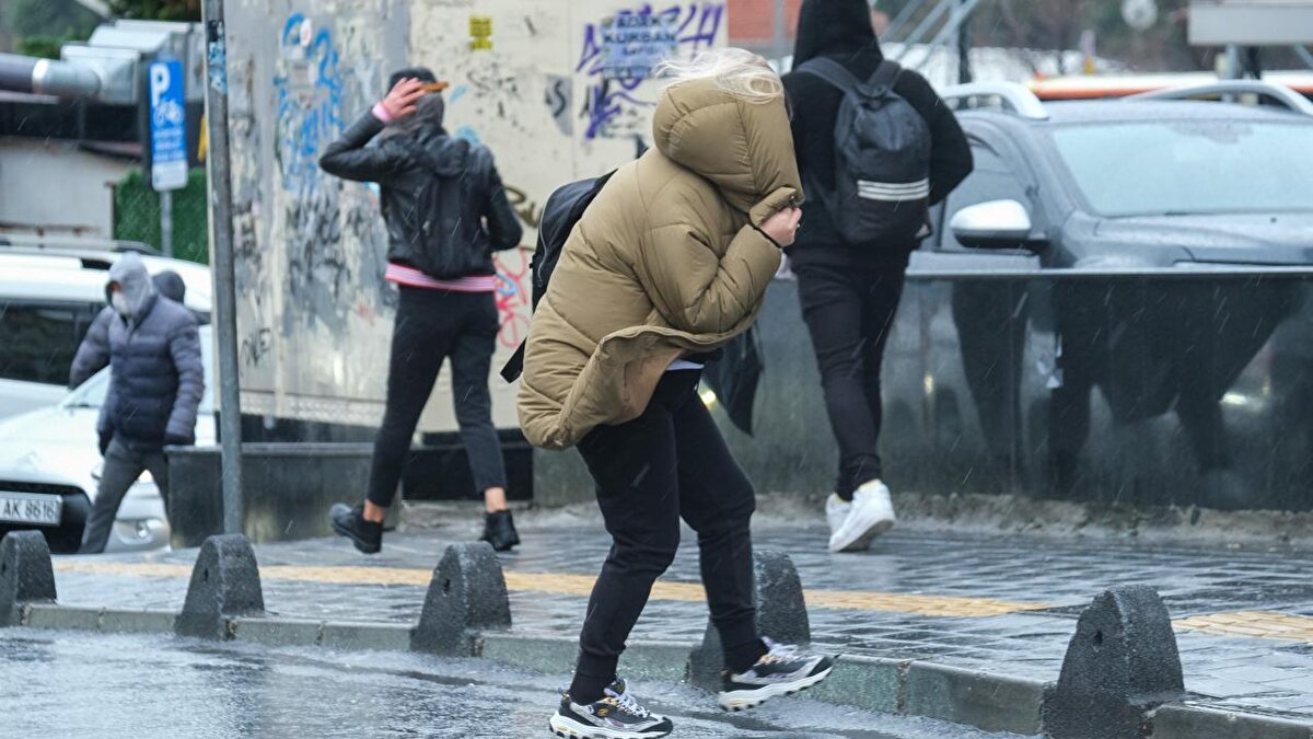 Marmara Bölgesi<br><br>Çok bulutlu, bölge genelinin yerel olmak üzere aralıklı sağanak ve gök gürültülü sağanak yağışlı geçeceği tahmin ediliyor. Yağışların, bölge genelinde yerel kuvvetli olması bekleniyor. Rüzgarın; bölgenin güneyinde güney yönlerden kuvvetli ve kısa süreli fırtına (40-70 km/saat) şeklinde eseceği tahmin ediliyor.