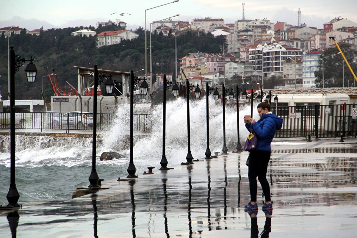 Balıkesir: 17°C, 25°C<br><br>Yer yer kuvvetli olması bekleniyor.<br><br>Edirne: 14°C, 22°C<br><br>Çok bulutlu, yerel olmak üzere aralıklı sağanak ve gök gürültülü sağanak yağışlı geçeceği tahmin ediliyor. Yağışların, bu gece saatlerinde yer yer kuvvetli olması bekleniyor.<br><br>İstanbul: 15°C, 21°C<br><br>Sabah saatlerinde yer yer kuvvetli olması bekleniyor.<br><br>Kırklareli: 12°C, 21°C<br><br>Çok bulutlu, yerel olmak üzere aralıklı sağanak ve gök gürültülü sağanak yağışlı geçeceği tahmin ediliyor. Yağışların, bu gece saatlerinde yer yer kuvvetli olması bekleniyor.