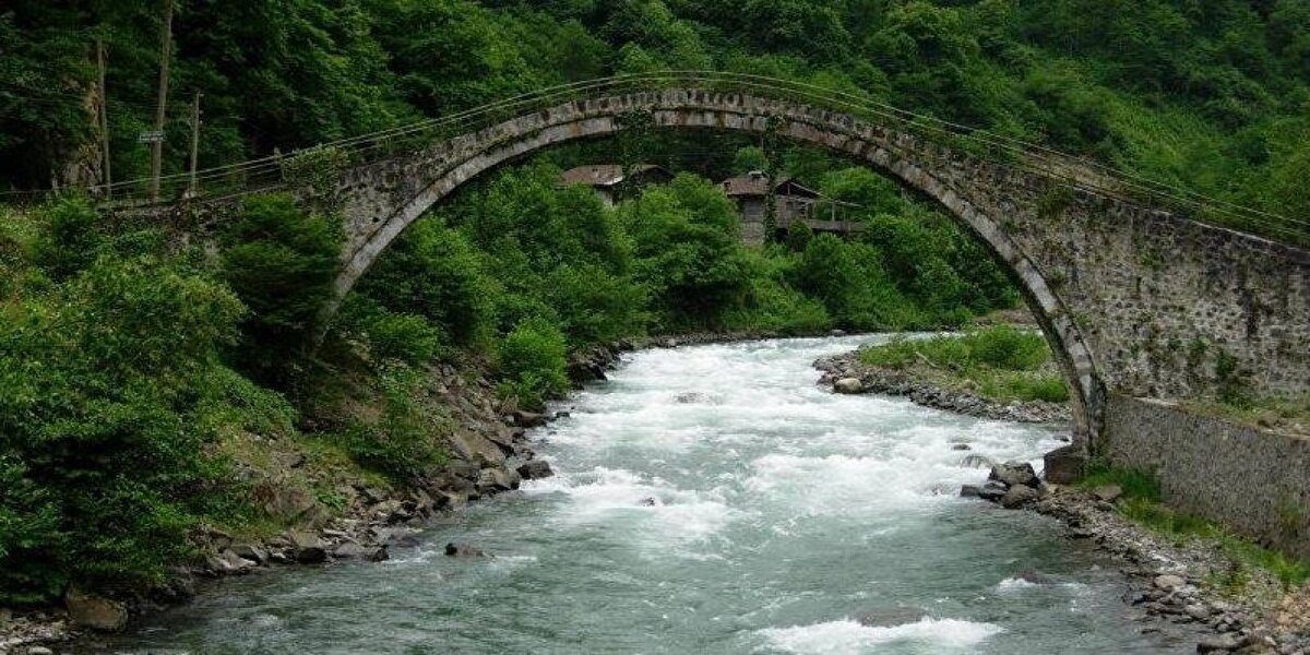 Orta ve Doğu Karadeniz Bölgesi<br><br>Parçalı ve çok bulutlu, bu akşam saatlerinde Samsun çevrelerinin yerel olmak üzere sağanak ve gök gürültülü sağanak yağışlı geçeceği tahmin ediliyor. Rüzgarın, Orta Karadeniz'de güney yönlerden kuvvetli (40-60 km/saat) olarak esmesi bekleniyor.