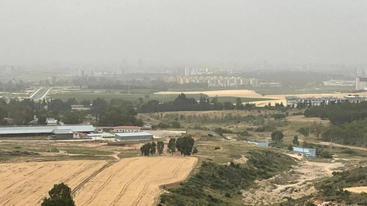 Güneydoğu Anadolu<br><br>Parçalı ve az bulutlu geçeceği tahmin ediliyor. Bölgenin batısında toz taşınımı bekleniyor.<br><br>Diyarbakır: 11°C, 32°C<br><br>Parçalı ve az bulutlu<br><br>Gaziantep: 16°C, 34°C<br><br>Parçalı ve az bulutlu<br><br>Mardin: 15°C, 30°C<br><br>Parçalı ve az bulutlu<br><br>Siirt: 12°C, 30°C<br><br>Parçalı ve az bulutlu