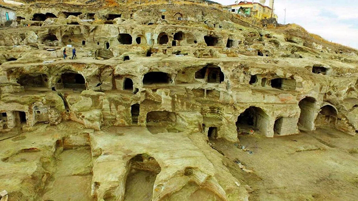 10) Nevşehir Derinkuyu Yeraltı Şehri:514.184