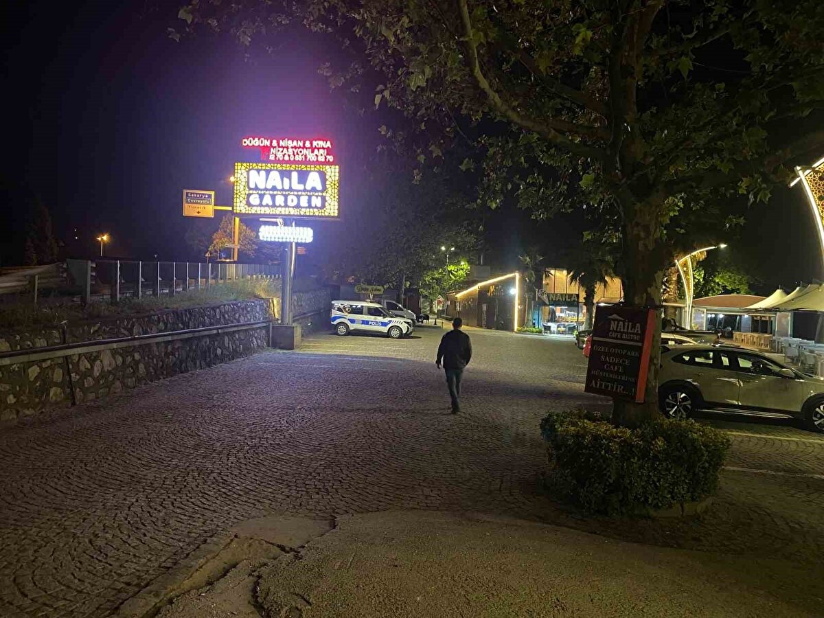 Öte yandan, kına gecesi cep telefonu kamerasıyla da kaydedildi. Görüntülerde, gelin ve damadın davetlilerle birlikte eğlendiği, dev disko topunun ise hemen üzerlerinde bulunduğu anlar yer aldı.