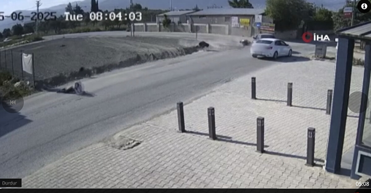 Kaza, geçtiğimiz günlerde Antakya ilçesi Odabaşı Mahallesi’nde yaşandı. Trafikte seyir halde olan otomobil, karşı yönden gelen motosikletle kafa kafaya çarpışmış ve motosikletteki 2 şahıs metrelerce havaya uçarak yaralanmışlardı.