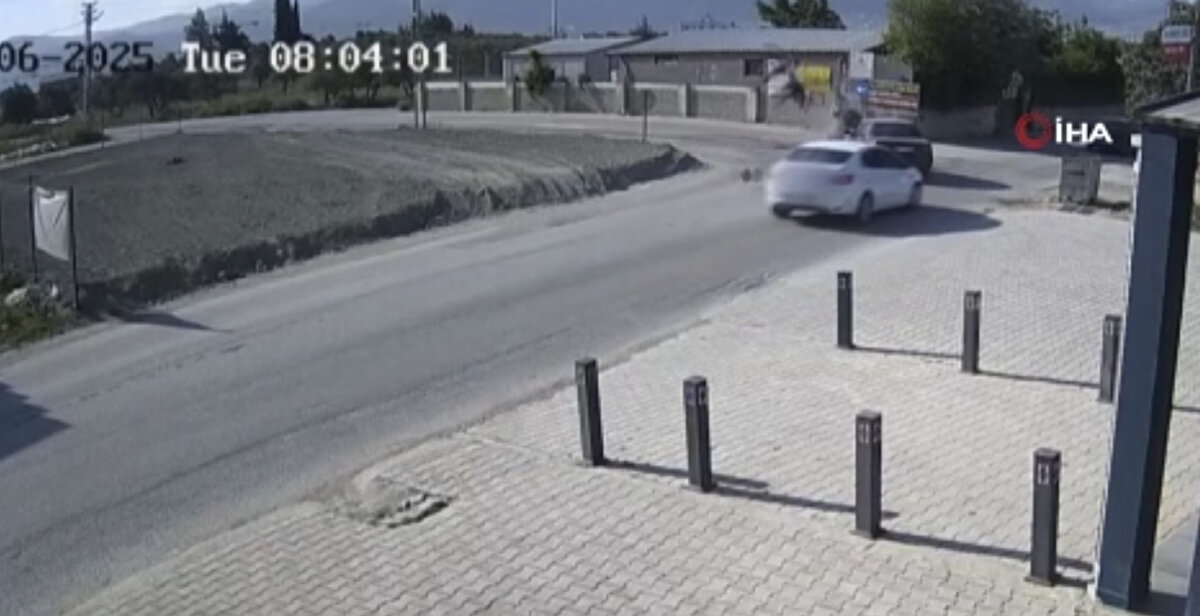 Otomobille çarpışan motosikletteki 2 şahsın metrelerce uçtuğu anlar saniye saniye güvenlik kamerasına yansımış ve görüntüler izleyenleri tedirgin etmişti.