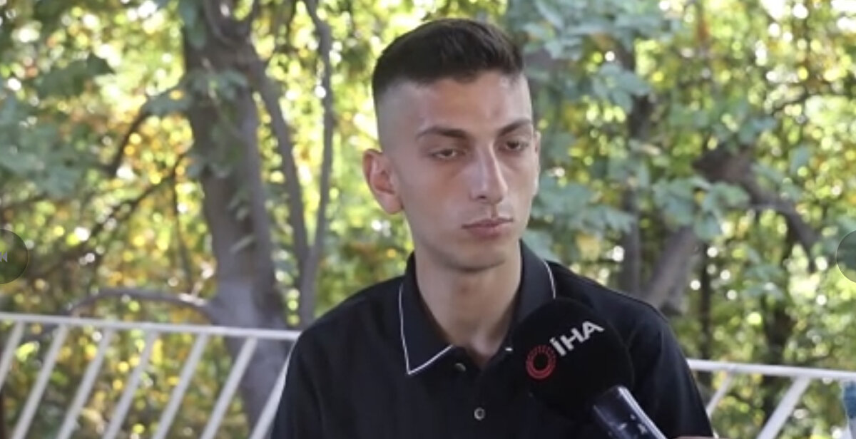 "Motosikletin bir daha yanından geçmem, motosiklete binmeye veya kullanmaya tövbe ettim"<br><br>Otomobille çarpışan motosikletten 3 metreye yakın havaya uçan Yakup Süner, "Sabah işyerine gitmek için arkadaşımın motosikletine bindim. Ben arkasına bindim ve kaskımda takılıydı. Araba önümüze kırdı, arabaya çarptığımızda kask direk kafamdan uçtu ve metrelerce uçtuk. Kazanın güvenlik kamerasına izlediğimde nasip olduğu için hayatta kaldım dedim. Allah bir kere daha bana can verdi.