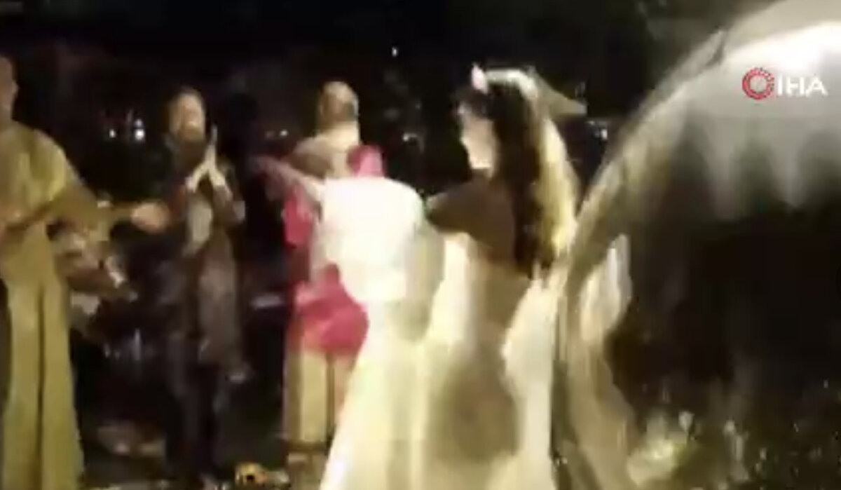 Avukat B.M. ile Eczacı B.S.’nin kına gecesinde, tavanda bulunan hareketli dev disko topu, yerinden koptu. Topun yaklaşık 4 metreden düşmesi sonucu gelin B.S. ve isimleri öğrenilemeyen 2 davetli yaralandı.