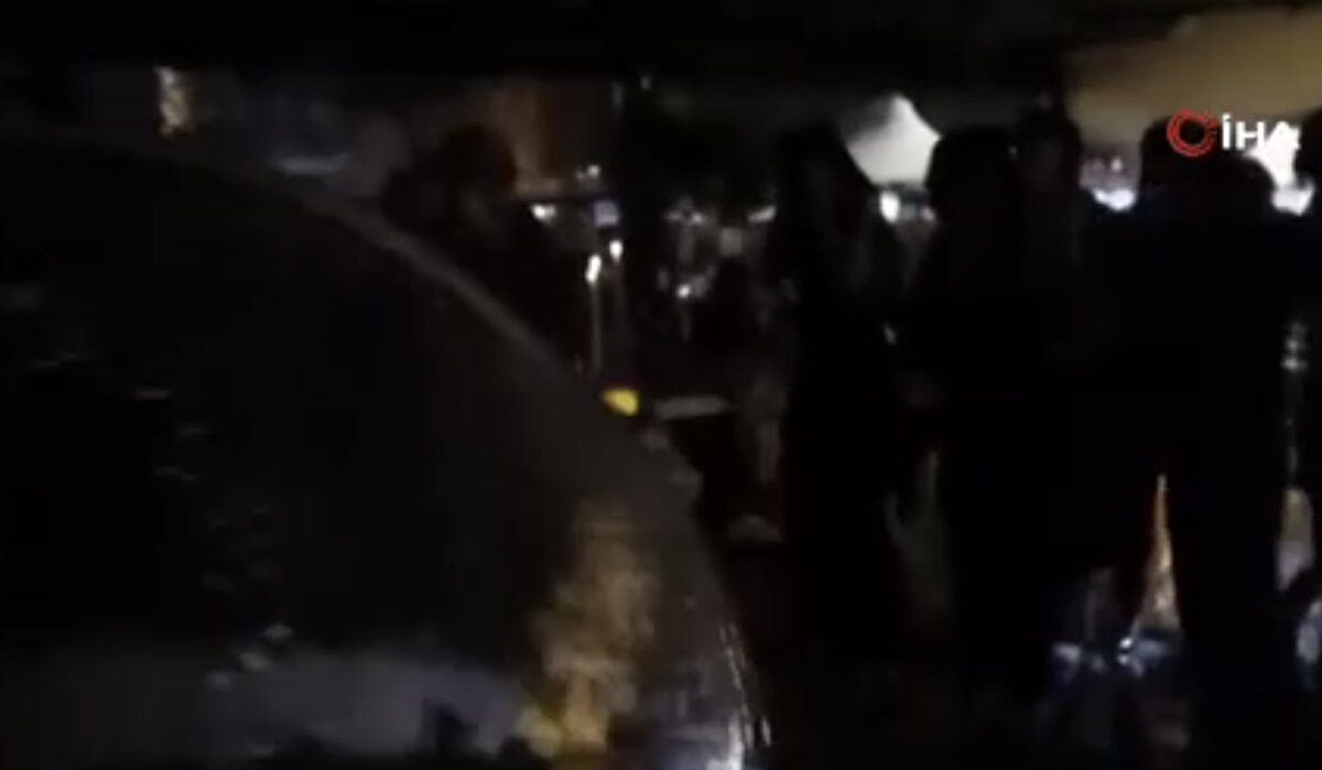 Salondakilerin ihbarı üzerine olay yerine sağlık ve polis ekibi sevk edildi. Sağlık ekiplerince olay yerinde ilk müdahalesi yapılan yaralılar, Kocaeli Devlet Hastanesi’ne kaldırıldı. Tedaviye alınan yaralıların hayati tehlikesinin bulunmadığı öğrenildi.