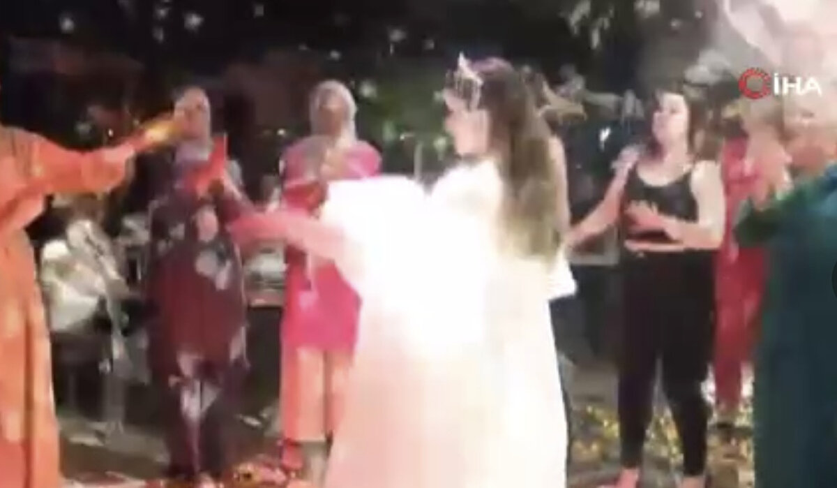 Olay, saat 22.00 sıralarında İzmit ilçesi Sanayi Mahallesi, Ömer Türkçakal Bulvarı üzerinde bulunan düğün salonunda meydana geldi.