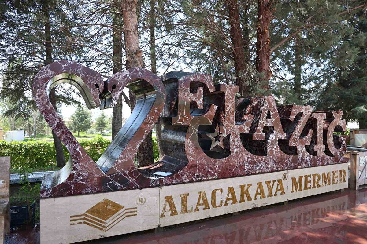 Mermer kaplamalarla süslenmiş bir yapıyı inceledikten sonra, "Ben bir inşaatçıyım, bu mükemmel bir mermer. Buna ‘Perfecto’ diyorlar" diyerek hayranlığını dile getiren Trump’ın övgüsüne konu olan mermerin, Elazığ’a bağlı Alacakaya ilçesinden çıkarılan dünyaca ünlü Elazığ vişne mermeri olduğu ortaya çıktı.