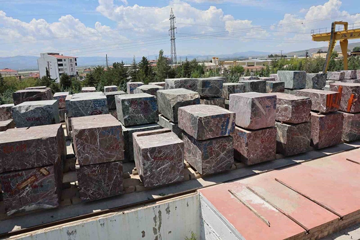 Elazığ vişne mermerinin dünya mermer sektöründe özel bir yere sahip olduğunu belirten Alacakaya Mermer ve Grubun Yönetim Kurulu Üyesi Mertcan Yaşlı, "Vişne mermerimizin dünyada eşi ve benzeri yoktur.