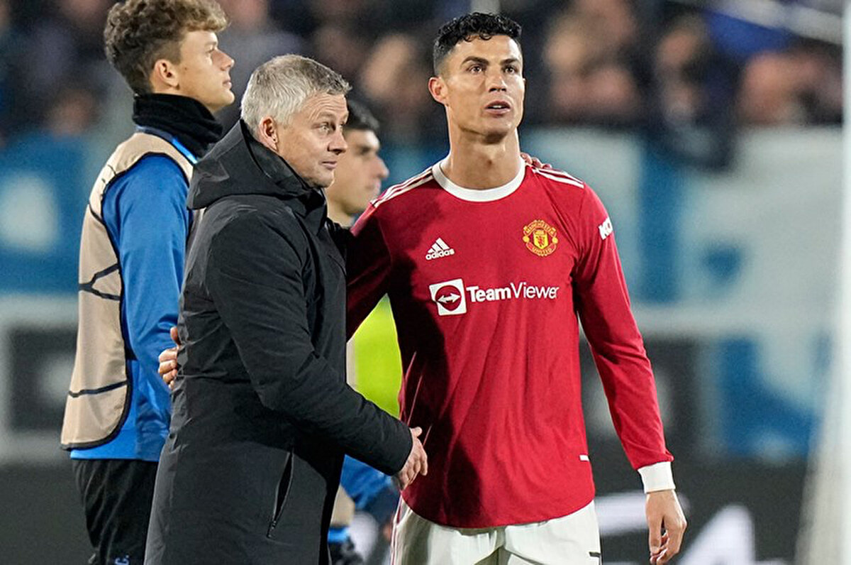 Beşiktaş: "Ronaldo'nun 2021'de Manchester United'a dönüşü Ole Gunnar Solskjaer'in dümeninde gerçekleşti. Norveçli teknik direktörle Beşiktaş'ta yeniden bir araya gelmek bu yaz Ronaldo'yu cezbedebilir. Ronaldo, Erik ten Hag yönetiminde düzenli süre almakta zorlanırken, Solskjaer ve Ralf Rangnick yönetimindeki ilk sezonunda United'ın en golcü oyuncusuydu. Beşiktaş'ın bu sezonki en golcü oyuncusu Ciro Immobile'nin sözleşmesinde yalnızca bir yılı daha kaldı ve sezonun başlarında sakatlık sorunu nedeniyle bazı maçları kaçırdı, bu yüzden Süper Lig kulübü Ronaldo için bütçesi olup olmadığını görmek isteyebilir. Elbette, İstanbul takımının bu dönemde ilk ikide yer alamaması gibi küçük bir sorun var. Ronaldo, Şampiyonlar Ligi futbolu vaadi olmadan Avrupa'ya geri döner miydi?"<br>