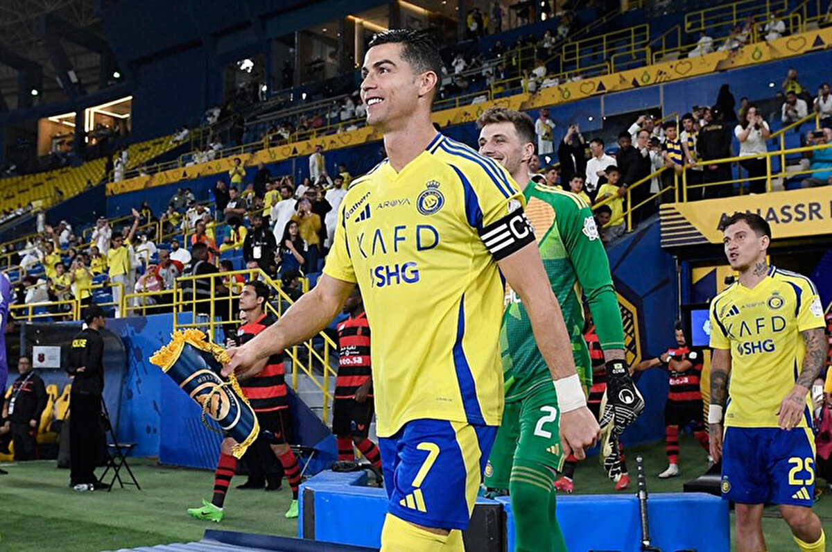 Sporting Lizbon: "Al Nassr'a imza attıktan sonra Avrupa'da kulüp futboluna geri dönmeyeceğini belirten Ronaldo, Sporting'den gelecek teklifle bu kararını değiştirebilir. Madeira'daki evinden ayrılıp Lizbon kulübüne katıldığında henüz gençti ve A takımdaki ilk çıkışını orada yaptı."<br>